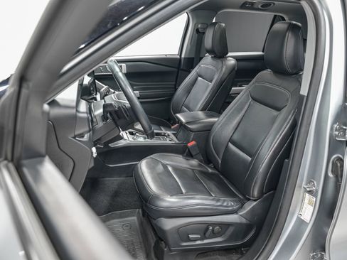 Used 2020 Ford Explorer XLT w/ Equipment Group 202A image 16