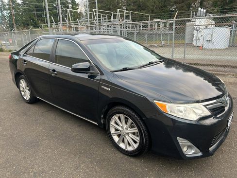 Used 2014 Toyota Camry XLE w/ Leather Package image 3