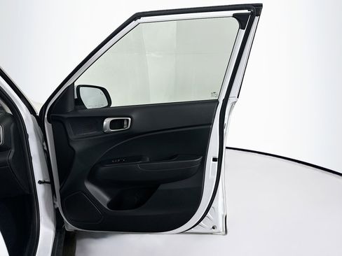 Used 2025 Hyundai Venue SEL image 31