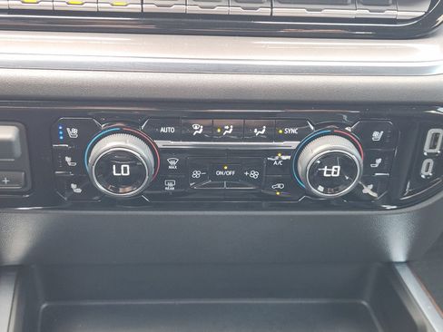 Used 2024 Chevrolet Silverado 1500 High Country w/ High Country Premium Package AWD/4WD image 19