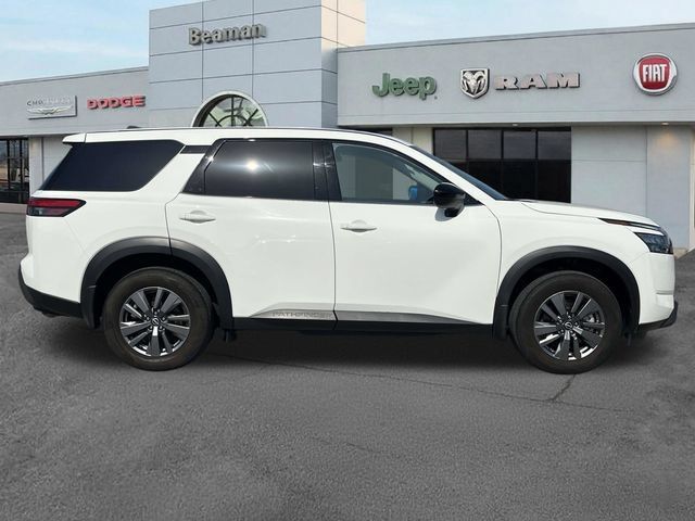 Used 2025 Nissan Pathfinder S FWD image 8
