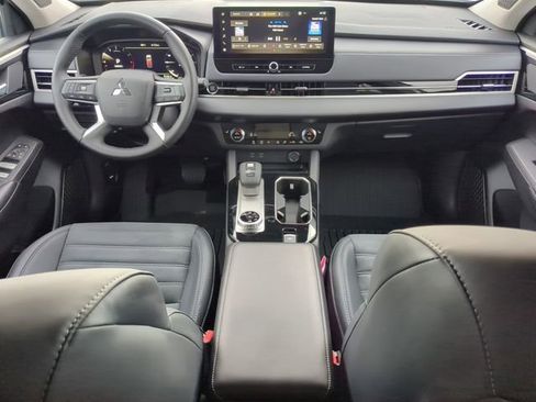 New 2025 Mitsubishi Outlander SE image 16