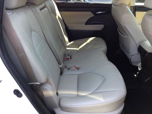 Used 2020 Toyota Highlander XLE FWD image 39