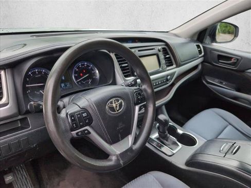 Used 2014 Toyota Highlander LE FWD image 9