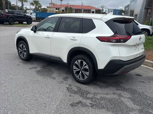 Used 2023 Nissan Rogue SV image 3