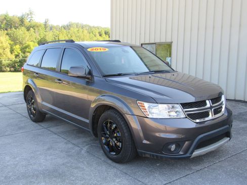 Used 2019 Dodge Journey SE image 2