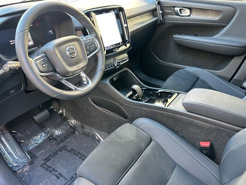 Used 2023 Volvo XC40 Recharge Ultimate image 9