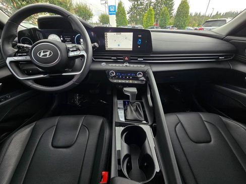 Used 2024 Hyundai Elantra Limited FWD image 2