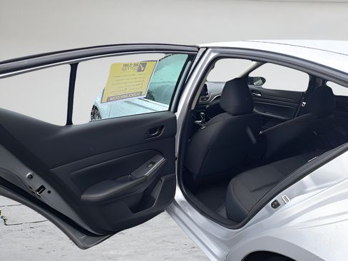 Used 2024 Nissan Altima 2.5 SV FWD image 11
