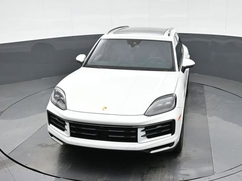 Certified 2025 Porsche Cayenne S AWD/4WD image 33