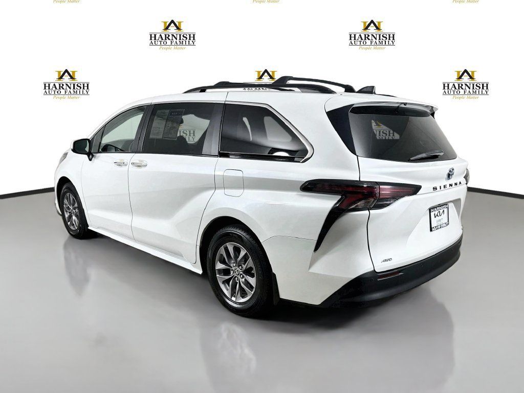 Used 2023 Toyota Sienna XLE AWD/4WD image 5