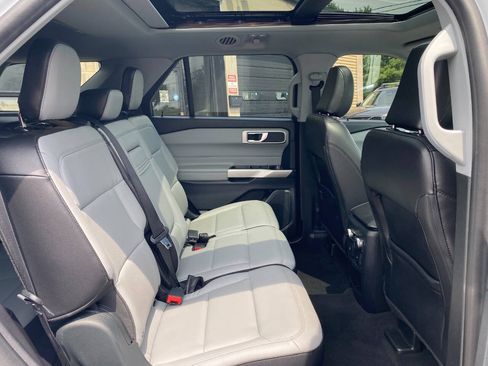 Used 2021 Ford Explorer XLT w/ Equipment Group 202A AWD/4WD image 31