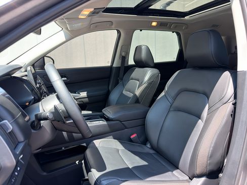 Used 2025 Nissan Pathfinder SL w/ SL Premium Package FWD image 11