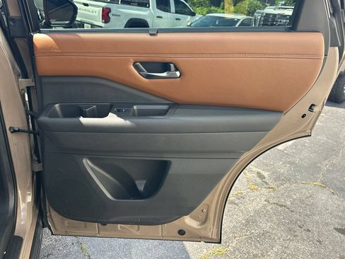 Used 2023 Nissan Pathfinder Platinum AWD/4WD image 17