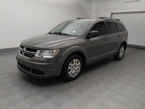Used 2019 Dodge Journey SE FWD image 2