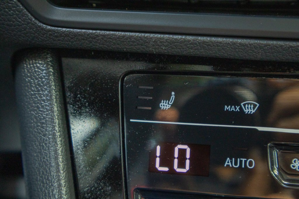 Used 2025 Volkswagen Jetta SE FWD image 21