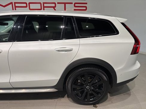 Used 2023 Volvo V60 B5 Cross Country Ultimate w/ Climate Package image 6