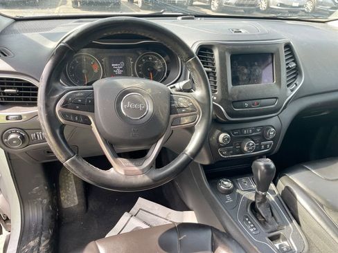 Used 2019 Jeep Cherokee Latitude Plus w/ Comfort/Convenience Group image 5