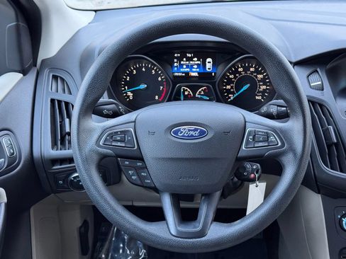 Used 2018 Ford Focus SE FWD image 3