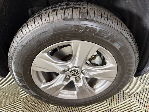 Used 2022 Toyota RAV4 XLE FWD image 12