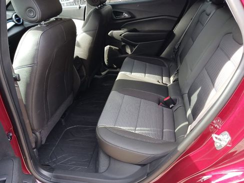 Used 2025 Chevrolet Trax LT w/ LT Convenience Package FWD image 11