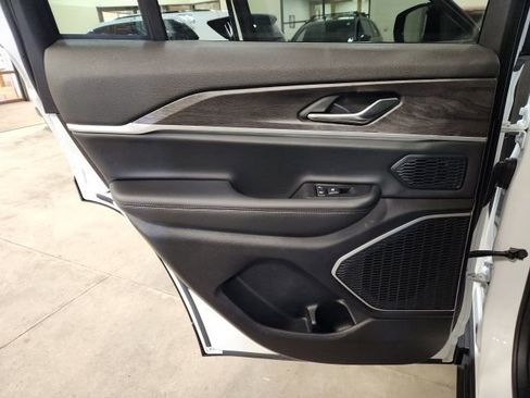 Used 2022 Jeep Grand Cherokee Limited AWD/4WD image 24