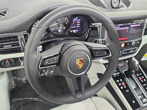 New 2026 Porsche Macan image 4