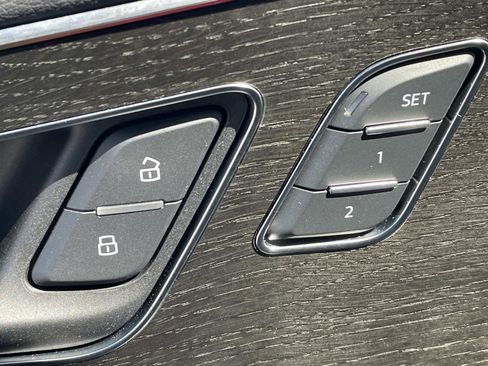 Used 2025 Audi Q8 Prestige w/ Prestige Package image 18