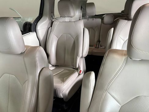Used 2021 Chrysler Pacifica Touring-L FWD image 28