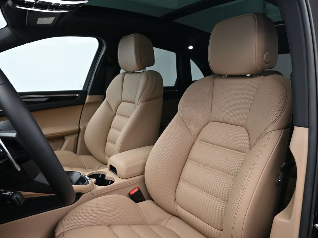 Certified 2026 Porsche Macan AWD/4WD image 5