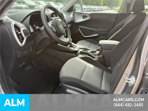 Used 2025 Kia Soul LX w/ LX Technology Package FWD image 11