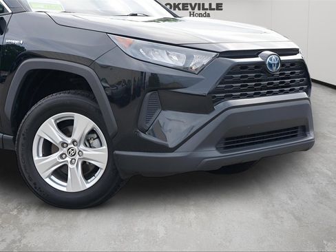 Used 2021 Toyota RAV4 LE image 2