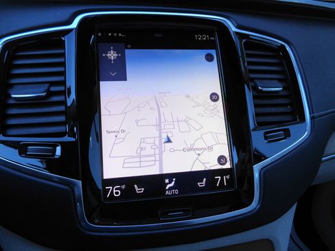 Used 2017 Volvo XC90 T8 Inscription w/ Vision Package image 12