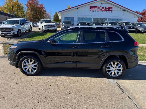 Used 2017 Jeep Cherokee Limited image 2