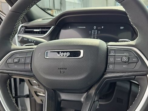 Certified 2025 Jeep Grand Cherokee Altitude AWD/4WD image 26