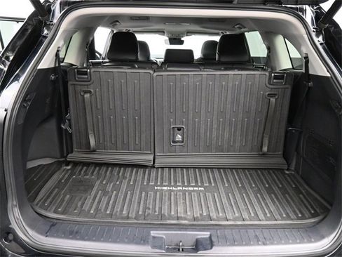 Used 2020 Toyota Highlander XLE image 25