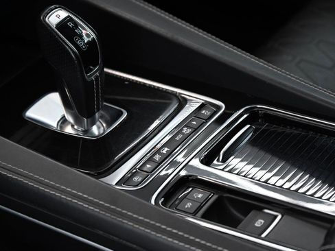 Used 2020 Jaguar F-PACE SVR image 37