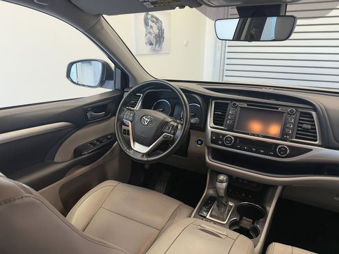 Used 2017 Toyota Highlander SE image 17
