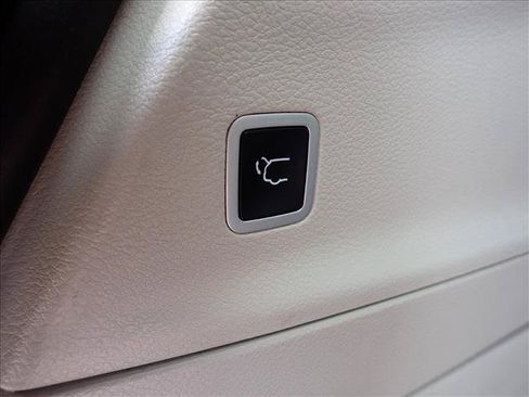 Used 2022 Chrysler Voyager LX FWD image 9