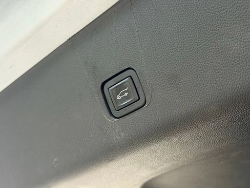 Used 2023 Chevrolet Traverse LT FWD image 27
