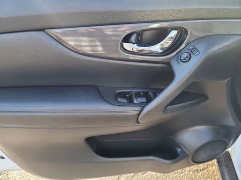 Used 2017 Nissan Rogue SV AWD/4WD image 11