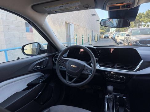 Used 2025 Chevrolet Trax LT FWD image 31