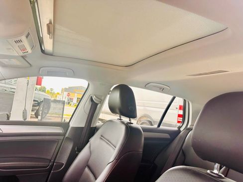 Used 2017 Volkswagen Golf Wolfsburg Edition image 19