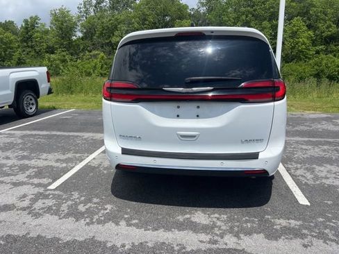 Used 2023 Chrysler Pacifica Limited FWD image 12