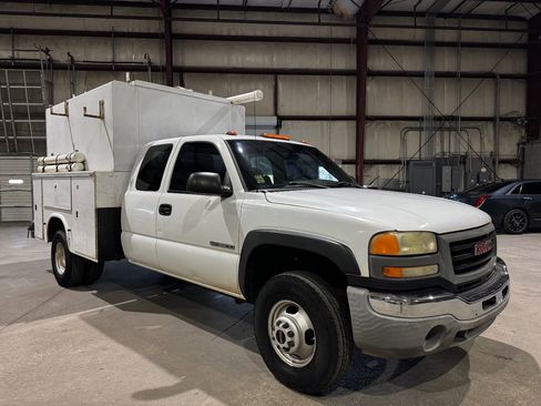 Used 2004 GMC Sierra 3500 W/T image 2