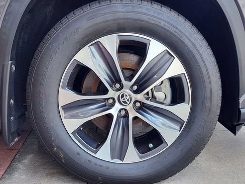 Used 2023 Toyota Highlander XLE AWD/4WD image 4
