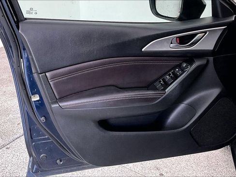 Used 2017 MAZDA MAZDA3 Touring FWD image 12