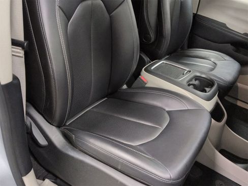 Certified 2024 Chrysler Pacifica Touring-L image 22