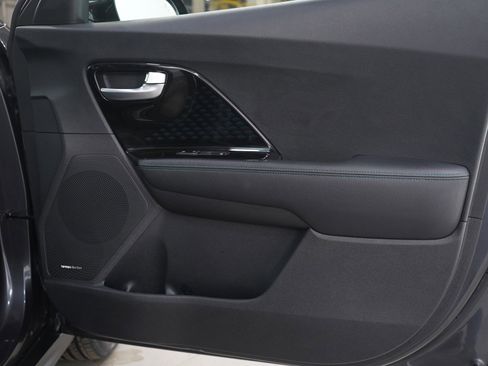 Used 2020 Kia Niro EX Premium image 9