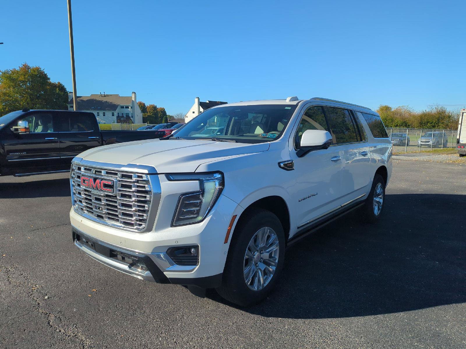 Used 2025 GMC Yukon XL Denali w/ Sun & Power Step Package AWD/4WD image 3